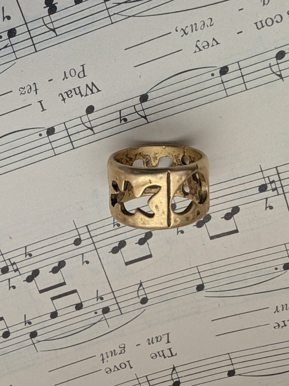 Gold Moon Cutout Band Ring - Goldtone Women's Jewelry Size 6 - Picture 14 of 15